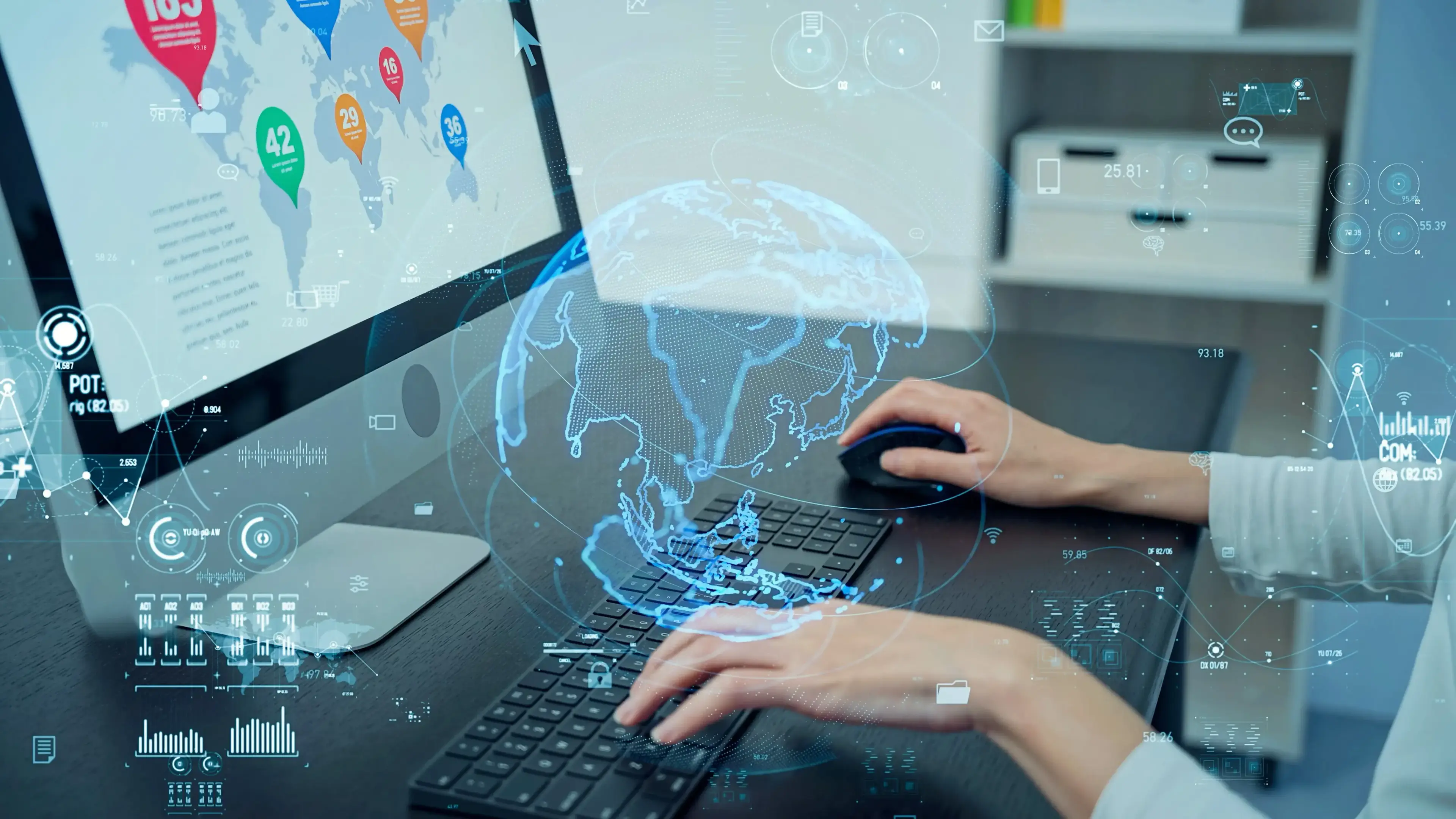 グローバルな繋がりを表現する地球儀とPC画面